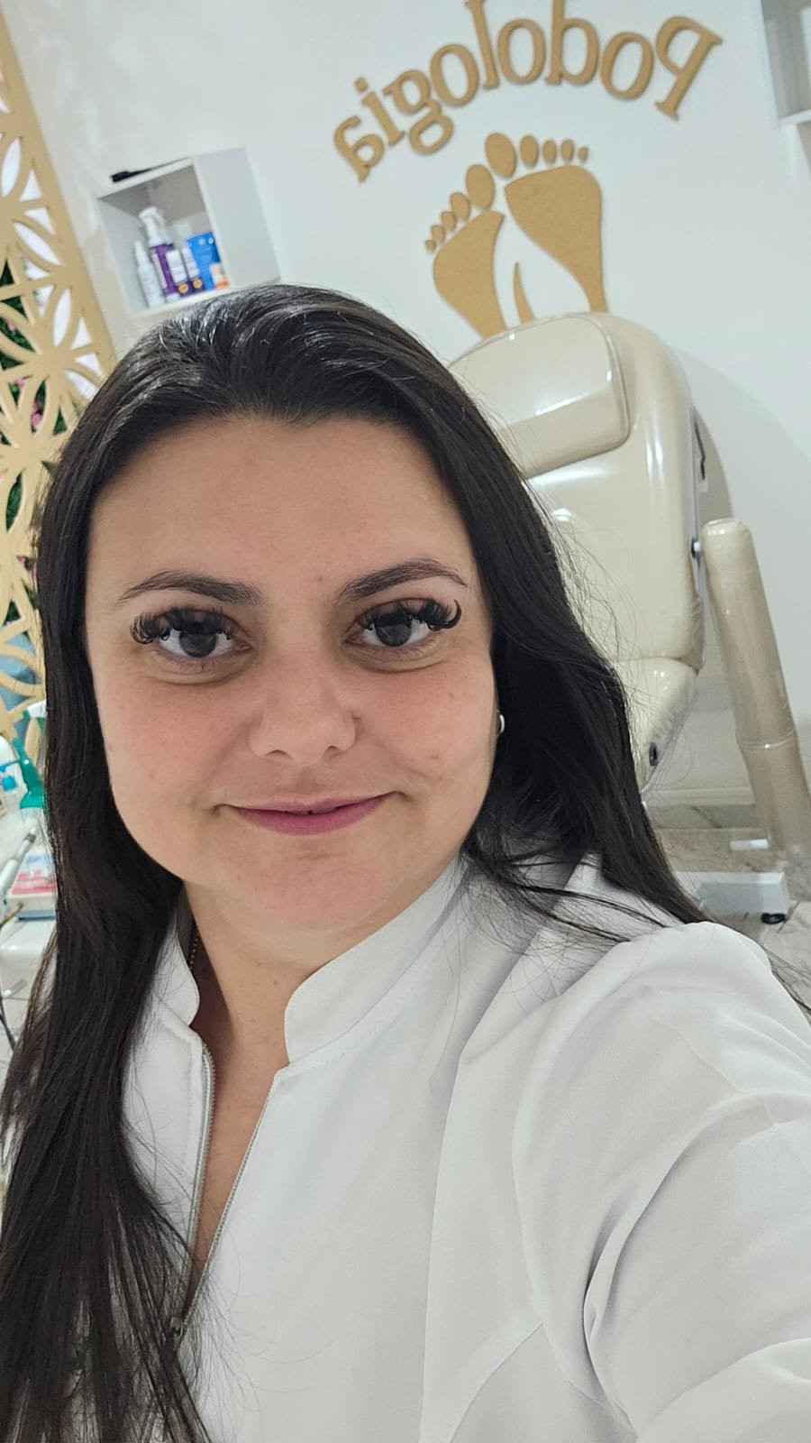 Flávia Cintra, podóloga em seu consultório em Osasco